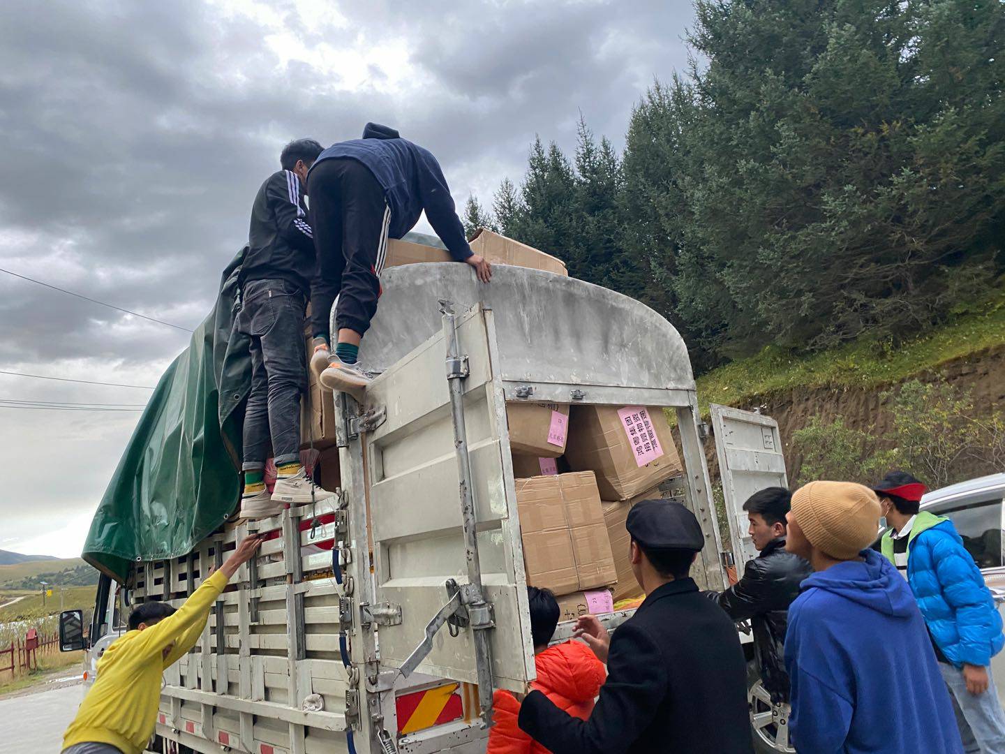 星空体育在线网站-星空（中国）公益回顾丨家国同欢月同圆 温暖满载甘孜州(图5)