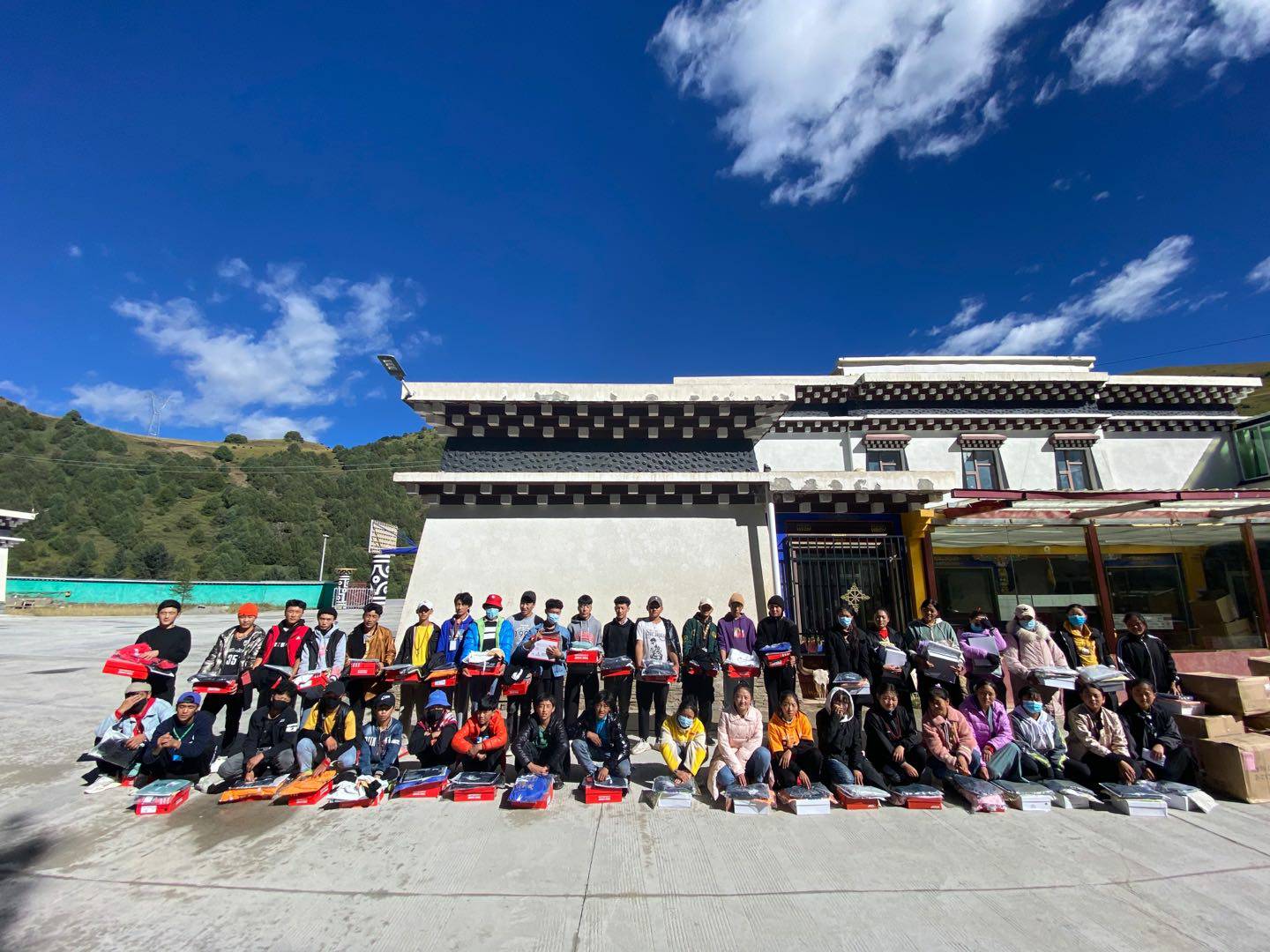 星空体育在线网站-星空（中国）公益回顾丨家国同欢月同圆 温暖满载甘孜州(图8)