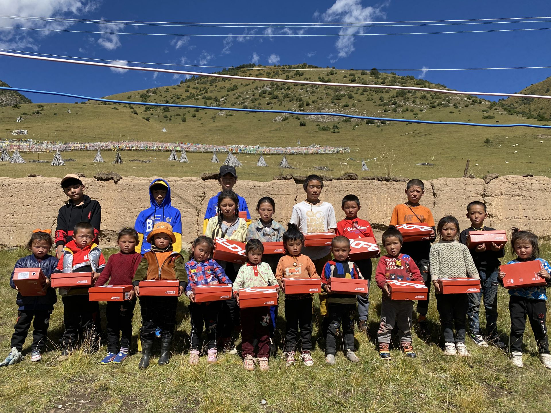 星空体育在线网站-星空（中国）公益回顾丨家国同欢月同圆 温暖满载甘孜州(图13)